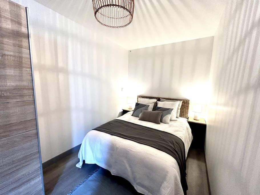 Cote Cour - Appartement En Plein Centre-Ville & Proche Des Thermes Rochefort  Exterior foto